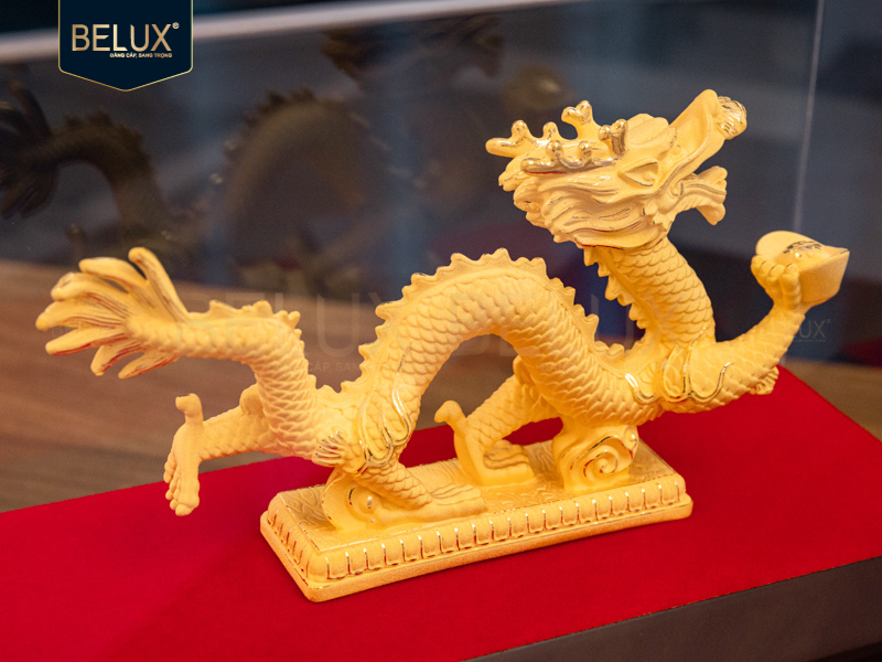 Tượng Rồng cầm ngọc vàng cát 16x3x9cm